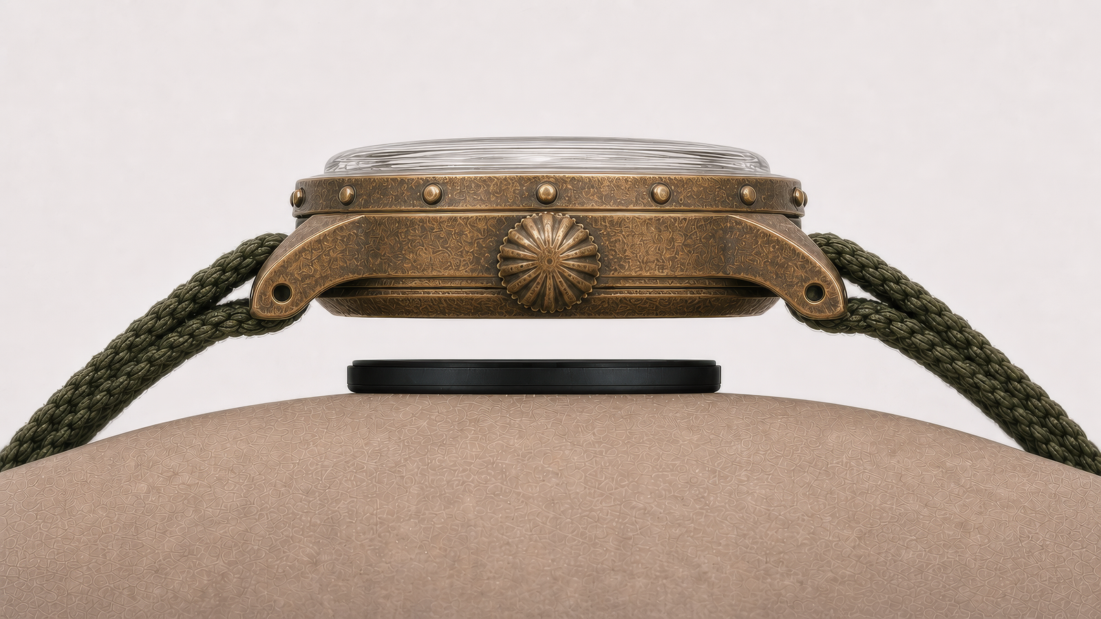 Hiyd fitted to a chronograph.